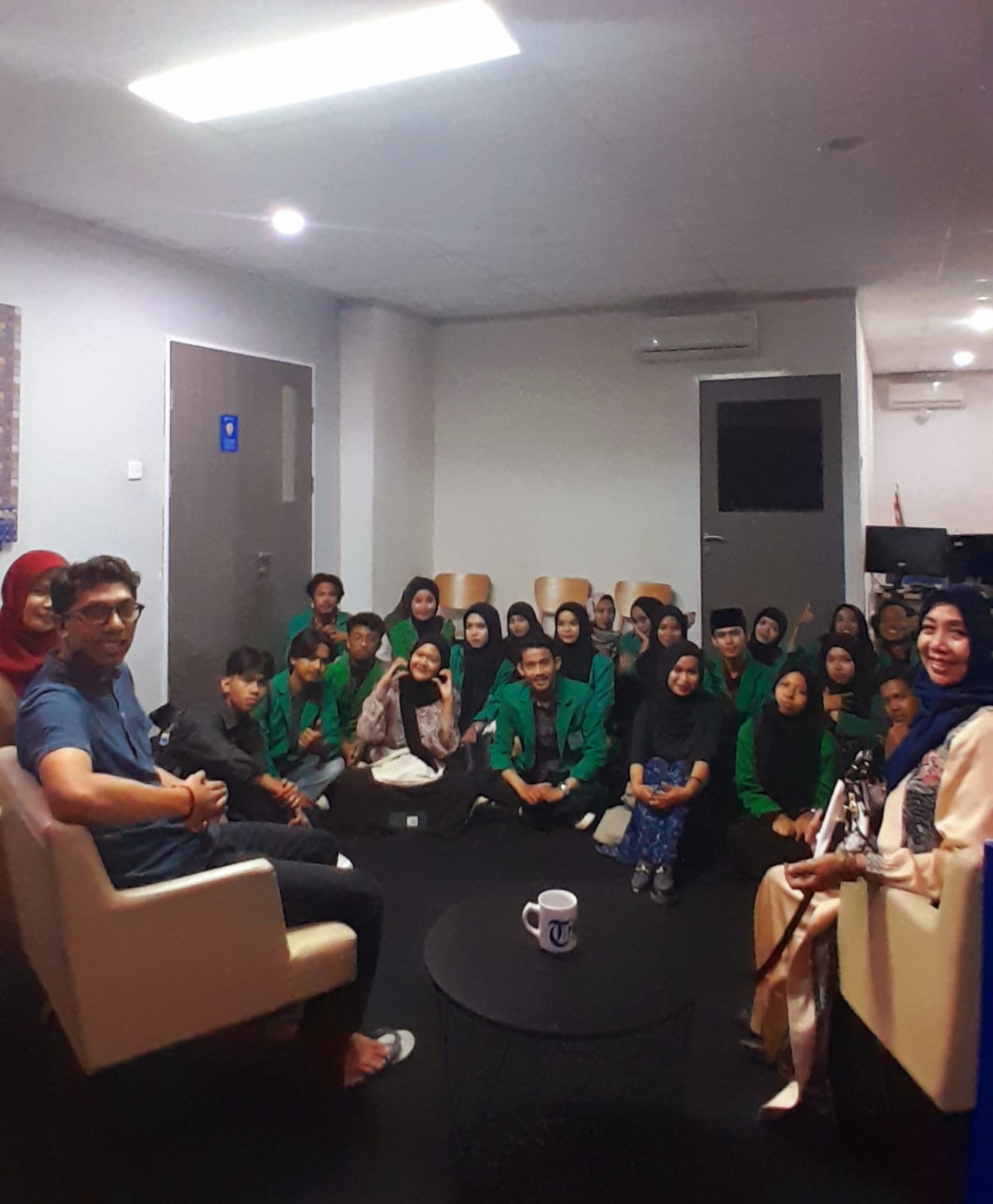 Mahasiswa SPI Fakultas Adab dan Humaniora berkunjung ke Media Tribun Timur